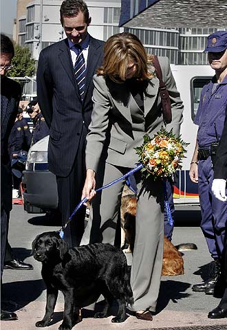 La infanta Cristina, sujeta al perro 'Gringo'.