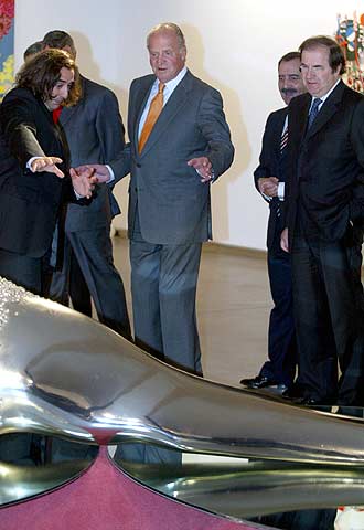 Javier Panera muestra al rey Juan Carlos la pieza de Javier Pérez  Mutaciones IV  en el Domus Artium 2002 (DA2).