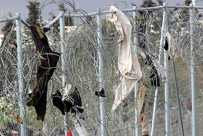 Restos de las vestimentas de los inmigrantes tras su paso en avalancha, en la madrugada de ayer, por la valla de Melilla.