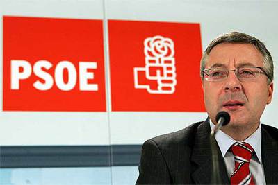 El secretario de Organización del PSOE, José Blanco, tras la reunión de la comisión permanente del PSOE.