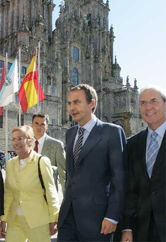 José Luis Rodríguez Zapatero y Emilio Pérez Touriño, ayer en Santiago.