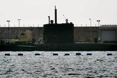 El submarino nuclear británico  Turbulent,  atracado en el puerto de Gibraltar.