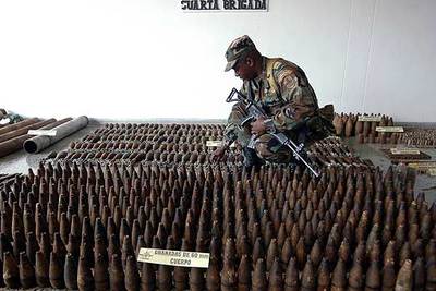 Un soldado colombiano inspecciona en Medellín un arsenal de granadas de mortero confiscado a las FARC.