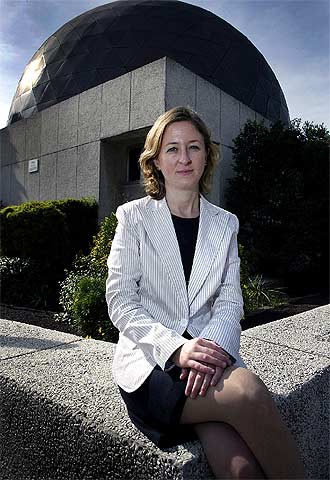 Belén Martínez Madrid, delante del Instituto Dexeus de Barcelona.