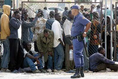 Un grupo de subsaharianos hace cola en la comisaría de Melilla.