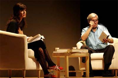 Aitana Sánchez-Gijón y Mario Vargas Llosa, ayer durante un ensayo de  La verdad de las mentiras  en el teatro Romea de Barcelona.