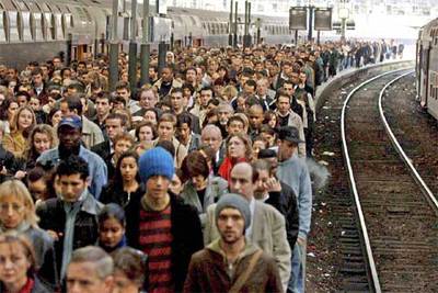 Cientos de personas caminan por uno de los andenes de la estación de ferrocarril de Saint Lazare, ayer en París.