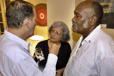 Los disidentes Marta Beatriz Roque, René Gómez (izquierda) y Félix Bonne charlan en la Embajada española en 2004.