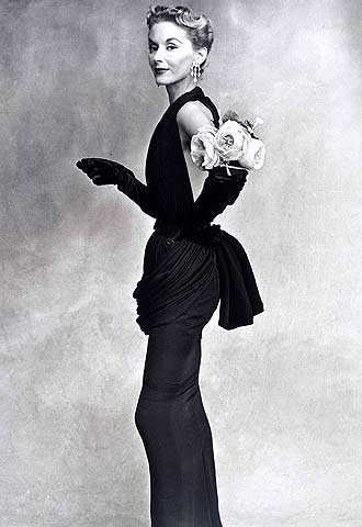Fotografía  Mujer con rosas  (1950), de Irving Penn.