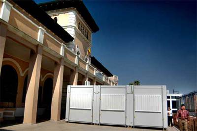 Barracones frente a la fachada del hospital de la Malva-rosa, ayer.