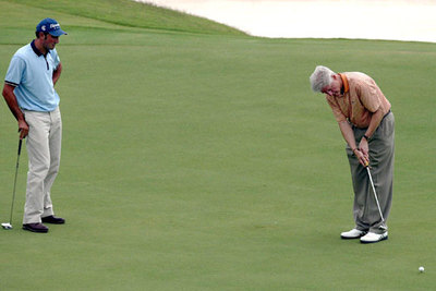 Un  putt  de Bill Clinton en el club Abama, en Tenerife.