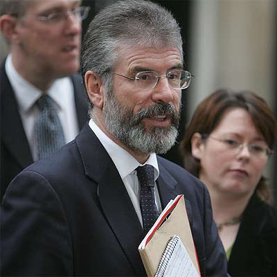 El líder del Sinn Fein, Gerry Adams, ayer tras reunirse con Tony Blair.