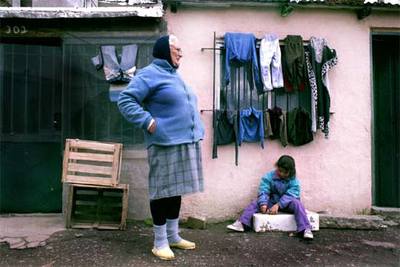 Dos pobladoras de la  villa  San Cayetano, a las afueras de la ciudad de Buenos Aires.