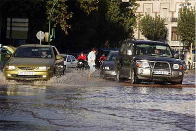 Calles inundadas en Córdoba por la rotura de una tubería
