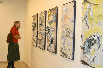 Cerámica policromada sobre hierro (cinco paneles), de 1955, de Lucio Fontana, titulada  Concetto spaziale. 