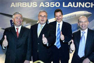 Directivos de Airbus en el acto de presentación del modelo A350 en París.