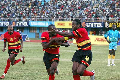 Akwa Maieco, a la derecha, celebra con sus compañeros el gol de Angola en Kigali (Ruanda).