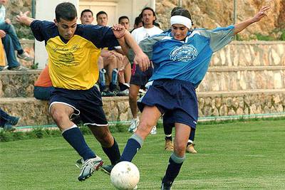 Virginia Jiménez intenta centrar ante la oposición de un rival.