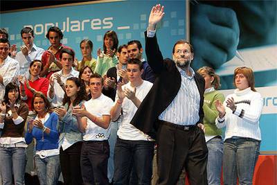 El presidente del PP, Mariano Rajoy, saluda tras su intervención.