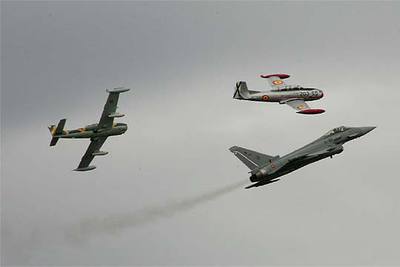 Dos aviones Saeta, junto a un Eurofighter, vuelan en el espectáculo aéreo de ayer en Morón (Sevilla).