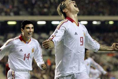 Torres celebra su segundo gol a Bélgica seguido por Reyes, su asistente en los dos tantos.