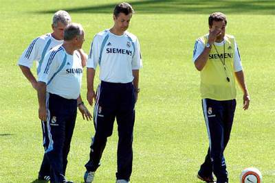 De izquierda a derecha, Antonio Melo (detrás), preparador físico; Paulo Campos, ayudante de campo; Marco Teixeira, segundo entrenador, y Vanderlei Luxemburgo, el técnico del Real Madrid, intercambian impresiones al término de una sesión preparatoria.