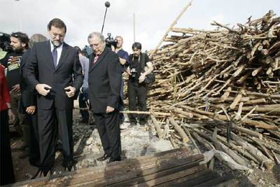 Rajoy e Imbroda, ayer junto a las escalas usadas por los inmigrantes para el salto de la valla.