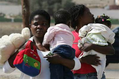 Mujeres indocumentadas, con sus hijos en el centro de estancia temporal de Melilla.