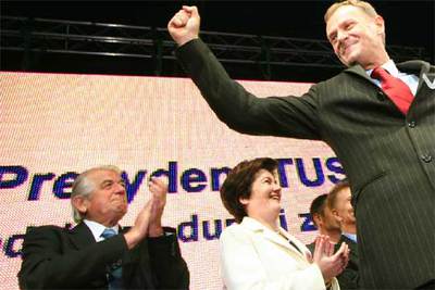 El candidato a la presidencia polaca Donald Tusk celebra con el puño en alto los resultados de ayer.