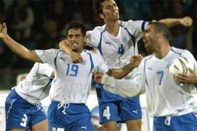 Abbas Suan, con el número 19, celebra con compañeros su gol contra Irlanda.