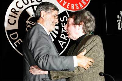 Juan Miguel Hernández de León saluda a Elías Querejeta antes de imponerle la medalla.