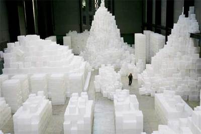 Rachel Whiteread camina por su instalación  Embankment,  en la sala de turbinas de la Tate Modern.