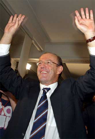 El nuevo alcalde de Lisboa, Carmona Rodrigues, celebra su victoria.