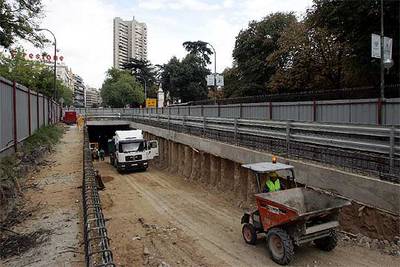 Una carretilla mecánica sale de las obras de prolongación del túnel de la calle de O'Donnell, junto al Retiro, el último tramo que será abierto.