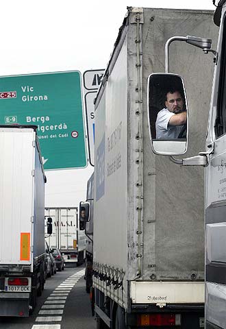 Largas colas por la protesta de los transportistas