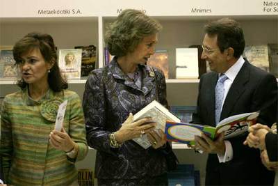 La Reina charla con Emiliano Martínez en presencia de Carmen Calvo (a la izquierda).