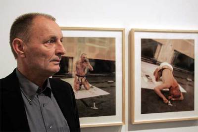 Günter Brus, ante su última  acción,   Prueba de resistencia  (1970), realizada en Múnich.