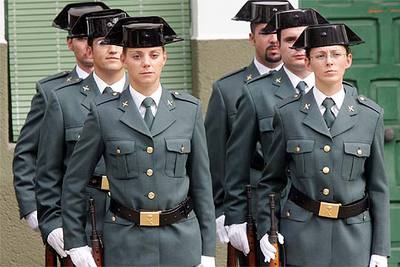 Homenaje de la Guardia Civil al policía de Sueca tiroteado