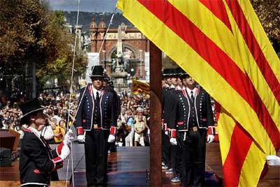 Mossos d'Esquadra, ante la bandera catalana durante la  Diada  de Cataluña el pasado 11 de septiembre.