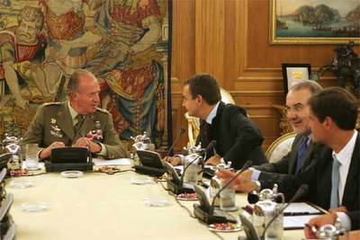 Zapatero charla con el Rey durante la reunión ayer tarde de la Junta de Defensa Nacional.