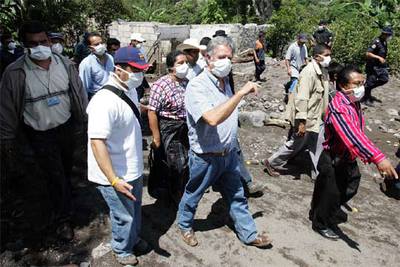 El presidente de Guatemala, Óscar Berger (centro), durante su visita a Panabaj.