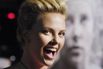 Charlize Theron, el pasado lunes en el preestreno de  North country  en Los Ángeles.