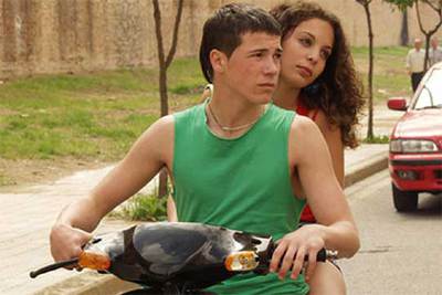 Juan José Ballesta y Alba Rodríguez, en un fotograma de  7 vírgenes. 