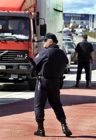 Agentes montan controles en el polígono industrial de Manises donde se produjo el suceso.
