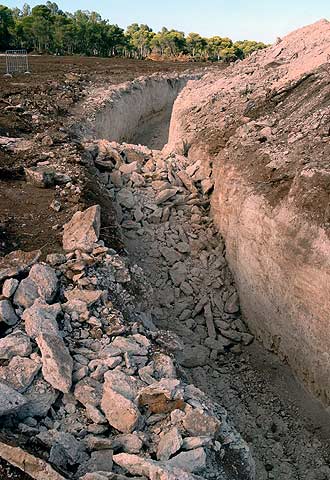 Un foso antes de la valla