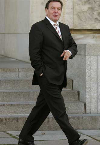 Schröder, ayer tras la reunión del grupo parlamentario del SPD.