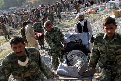 Heridos durante el terremoto son trasladados por soldados paquistaníes para ser evacuados por helicóptero ayer en Balakot.