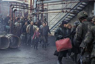 Dakota Fanning y Tom Cruise, en una escena de la película 'La guerra de los mundos', de Steven Spielberg.