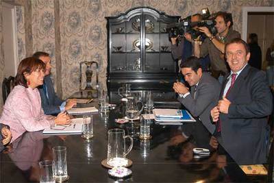 La ministra de Medio Ambiente, Cristina Narbona, y el secretario general del PSPV-PSOE, Joan Ignasi Pla, durante su reunión de ayer en Madrid.