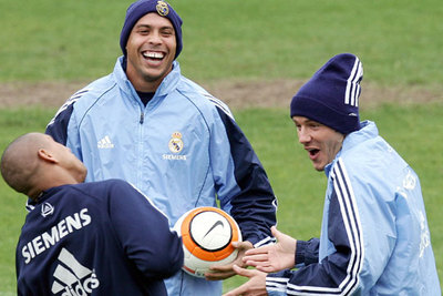 Roberto Carlos, Ronaldo y Beckham, ayer en el entranamiento del Madrid.